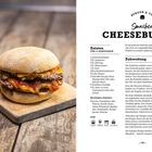 "Smashed Cheeseburger"; links: Burger mit Käse, Zwiebeln, Ajvar und Ketchup in Schalen; rechts: Rezepttext, Zutaten und Zubereitung.