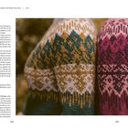 Zwei Pullover mit bunten Mustern; links in Grün und Braun, rechts in Pink und Lila. Anleitungen sind auf der linken Seite.