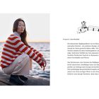 Too-ticky, Designerin Julia Wilkens. Frau im rot-weiß gestreiften Pullover sitzt am Wasser. Illustration einer Figur am Steg.