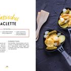 "Schweiz: Klassisches Raclette. Zutaten: Salz, 600g festkochende Kartoffeln, 1 Glas Silberzwiebeln, 1 Glas Cornichons, 200g Raclettekäse. Zubereitung: Kartoffeln, Silberzwiebeln und Cornichons in Pfännchen, Käse darüber, 3 Minuten im Raclette-Grill überbacken. Bild zeigt Raclette-Pfännchen mit Zutaten, hölzerne Spatel."