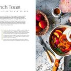 "French Toast mit karamellisierten Nektarinen. Zutatenliste und Zubereitung sind beschrieben. Rechts: Teller mit Toast."