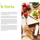"Erdbeer-Quark-Torte. Für ca. 10 Stücke. Zutaten und Zubereitung sind detailliert erklärt. Rechts eine Torte mit Erdbeeren."