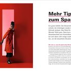 Mehr Tipps zum Sparen, Seite 201. Frau in rotem Mantel lehnt an roter Wand, pinker Streifen in der Mitte.