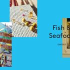 "Fish & Seafood CHAPTER 3." Links Fischernetz, Zitronen auf Tisch und Geschirr im Schrank, alles mit blauem Hintergrund.