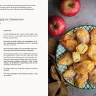 Apfelküchle: Rezept mit Zutaten und Zubereitung auf der linken Seite, rechts Teller mit gebackenen Apfelküchlein und Äpfeln.