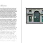 Links ein Text über das Arndthaus und seine Geschichte, rechts ein Foto des Gebäudeeingangs mit grünen Türen.