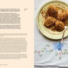 Rezept für "İrmik Helvası" mit Zutatenliste und Zubereitung. Bild zeigt angerichteten Grießhalva auf einem Teller mit Besteck.