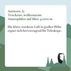 Antwort: A) Trockene, wolkenarme Atmosphäre auf über 4.000 m. Illustration mit Berg und Steinbock unten rechts.