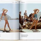 Doppelbild einer Frau in Badeanzug und Hut vor Küste, neben einer sitzenden Gruppe. Texte: "One-piece swimsuit..." und "Of Country and Culture".