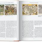 Texte: "The Fall and Expulsion from Paradise", "The Building of Noah's Ark", "Map of the World", "Map of the World in the Augsburg reprint". Zwei bebilderte und textreiche Seiten in einem Buch. Links oben eine bunte Illustration vom Sündenfall, daneben von Noahs Arche. Rechts eine Weltkarte. Texte auf Englisch.