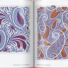 Links: "Paisley patterns" und "Gouache". Rechts: "CASHMERE AND ITS IMITATIONS". Paisleymuster in Blau, Rot und Orange.