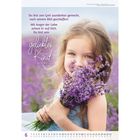 Text oben: "Du bist von Gott wunderbar gemacht, nach seinem Bild geschaffen! Mit Augen der Liebe schaut Er auf Dich. Du bist sein geliebtes Kind!" Unten ein Kalender für Juni. Ein Mädchen hält einen Lavendelstrauß und lächelt.
