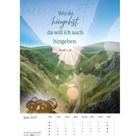 "Wo du hingehst, da will ich auch hingehen. Ruth 1,16." Zeigt eine grüne Hügellandschaft und ein Fernglas. Kalender Juni 2027.