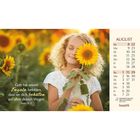 Text: "Gott hat seinen Engeln befohlen, dass sie dich behüten auf allen deinen Wegen. Psalm 91,11"
Ein blondes Mädchen hält eine große Sonnenblume; rechts ein Kalender für August.