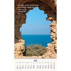 Text: "Wir sollen achten auf das Wort, das wir hören, damit wir nicht am Ziel vorbeitreiben. Hebräer 2,1." Kalenderblatt Juli. Ansicht durch eine zerfallene Mauer auf das blaue Meer.