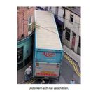 „Jeder kann sich mal verschätzen,“ zeigt ein Lkw, der zwischen zwei Gebäuden stecken geblieben ist.