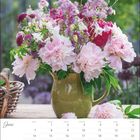 Text: "Juni". Kalendertage mit Markierung für Sonntage.  
Ein Strauß aus rosa und lila Blumen in einer grünen Vase.