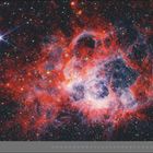 „06 | JUNI“ steht am unteren Rand. Eine leuchtende, rot-blaue Raumansicht voll mit Sternen und Nebeln.