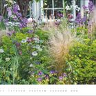 "Juni" unten rechts, Kalenderdaten unten bei grünem Garten mit lila, weißen und gelben Blumen.