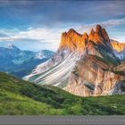 "06 | Juni" befindet sich unten links auf einem grauen Hintergrund. Im Bild sind beeindruckende Berggipfel bei Sonnenuntergang.