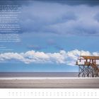 Gedicht „Strandlust“ von Hermann Ludwig Allmers. Ein Gebäude steht auf Stelzen am Strand unter einem bewölkten Himmel.