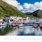 Text: "juni", "Fischerboote im Hafen von Husøy, Øyfjorden, Senja, Troms, Norwegen". Boote im Hafen vor Hügeln und Häusern. Kalender.
