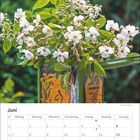 Kalenderblatt für Juni mit weißen Blüten in einer Metallkanne.