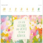 "Ich bin gesund und achte meinen Körper." Mai/Juni 2027, 22. Woche. Bunte Blumenillustration im Hintergrund.