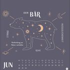 „Der Bär“, „Stärke“, „Ausgeglichenheit“, „Ruhe“, „Verbindung zur Natur vertiefen“, „JUN“. Silhouette eines Bären mit Sternen.