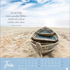 Zitat von Friedrich von Schiller: "Aus der Kräfte schön vereintem Streben erhebt sich wirkend erst das wahre Leben." Ein altes Ruderboot am Strand, blauer Himmel, Juni-Kalender.