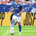 Text: Max Grüger, Vorjahresabildung, Juni. Fußballspieler im blauen Trikot des FC Schalke 04 mit Ball auf dem Spielfeld.