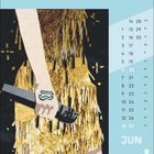 Kalender Juni; handgehaltener Gegenstand; goldenes Kleid mit Fransen; minimalistischer Kunststil.