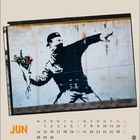 "JUN" steht in großen Buchstaben, darunter ein Kalendarium. Ein Graffiti zeigt eine Person, die Blumen wirft.