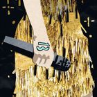 Text: "JUN", "01 02 03 04 05 06 07", usw. Illustration eines Arms, der ein Mikrofon hält. Goldene Pailletten im Hintergrund.