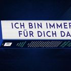 "KEINE ANGST, DARLING" und "ICH BIN IMMER FÜR DICH DA" prägen den Umschlag eines Thrillers von Vera Buck.