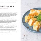 MINI-KÜRBISSTRUDEL, herbstliche Knuspertaschen. Zutaten: Kürbis, Walnusskerne, Salbeiblätter. Nebenan Kürbisstrudel mit Salat.