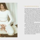 "Dein Zyklus ist immer für dich da" in warmem Gelb. Frau in weißer Kleidung meditiert, sitzt auf einem Kissen.