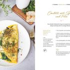 Omelett mit Spinat und Feta, ein schnelles Frühstücksrezept. Zutatenliste: Eier, Blattspinat, Öl, Feta. Tipps: Chili oder Zitronenzeste. Im Bild ein angerichtetes Omelett auf einem Teller.