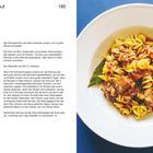 "Fusilli mit Entenragout" steht oben auf der linken Seite. Rechts ist ein weißer Teller mit Fusilli und fleischigem Ragout.