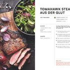 TOMAHAWK STEAK AUS DER GLUT. ZUTATEN: Tomahawk Steak, Olivenöl, Meersalz. Links Steak, Zwiebeln, Schale mit Salz.