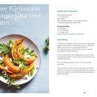 "Warmer Kürbissalat mit Ziegenkäse und Kräutern". Gegenüber ein Teller mit gebratenem Kürbis, Ziegenkäse, Kräutern.