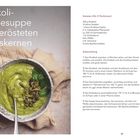 Brokkoli-Cremesuppe mit gerösteten Kürbiskernen. Zutaten für 2 Portionen: Brokkoli, Zwiebel, Knoblauch, Öl, Brühe, Kürbiskerne.