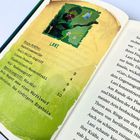 Text: 

Ninja-Kräfte:
Pusteblumenwolke
Krall-Millie-Angriff
Lianen-Fesseln
Pladderplosch-Wasserstrahl
Spezialangriff: Mix-Mix!

Der linke Teil zeigt eine Abbildung einer Figur mit grünem Hintergrund.