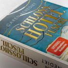 Auf einer Buchabdeckung steht „Caren Benedikt. SCHLOSS HOTEL FUSCHL. ROMAN.“ Ein roter Sticker: „SPIEGEL Bestseller-Autorin“.