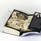 Aufgeschlagenes Buch mit Karte der "FREIEN INSELN". Text über Autorin Victoria Aveyard mit einem Foto von ihr.