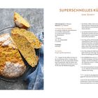 Superschnelles Kürbisbrot ohne Gehzeit. Zutaten: Kürbis, Weizenmehl, Buttermilch. Foto: Brotlaib und Scheiben auf Gitter.