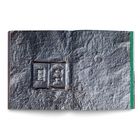 Zwei Zahlen "08" in Prägung auf einer strukturierten, dunklen Oberfläche. Die Umgebung wirkt wie geprägtes, metallisches Papier.