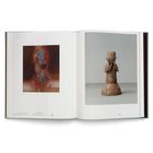 Links: "Spuren und Überreste". Rechts: Kleine Figurine aus Ton, beide mit neutralem Hintergrund. Links abstrahierender Stil.