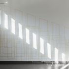 Text: "All Shadows That Occurred to Me in the Kröller-Müller Museum." Helle Fenster werfen rechteckige Schatten auf weiße Wände.