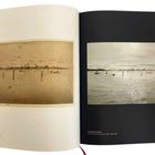 Links: „James McNeill Whistler, Little Venice, 1880“. Rechts: Wasserlandschaft mit Booten bei ruhigem Wetter.